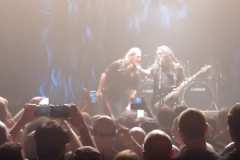 Un fan lui crache dessus: il arrête le concert Un fan lui crache dessus: il arrête le concert